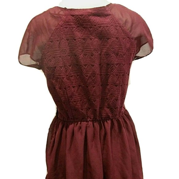 DIVIDED Burgundy Textured Overlay Dress - Picture 5 of 7